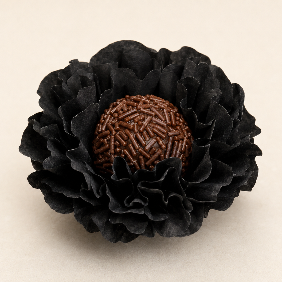 [color] Black Mega Festas luxury flower sweet wrapper with brigadeiro
